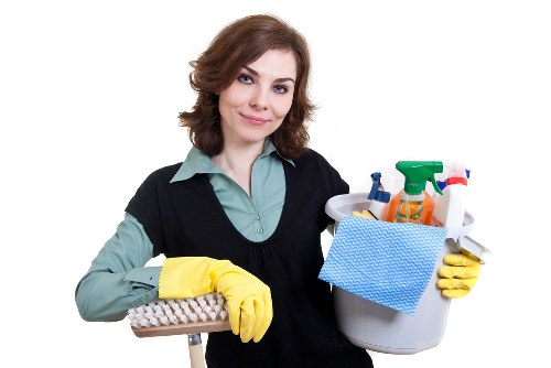 End of tenancy cleaner in TW10 preparing a property